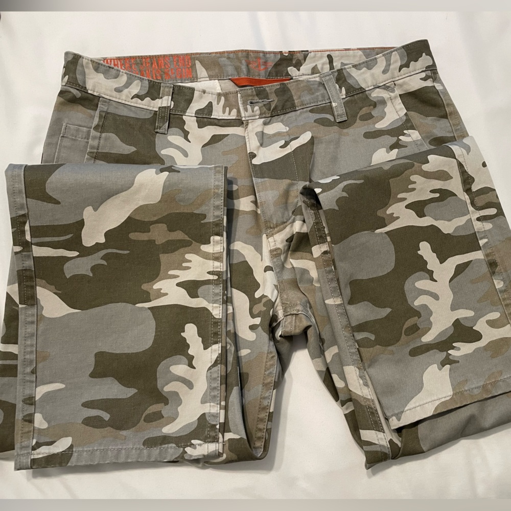 Men’s Alpha Slim Straight Docker’s. 34 x 30” Camo Khaki Pants - Gray green color